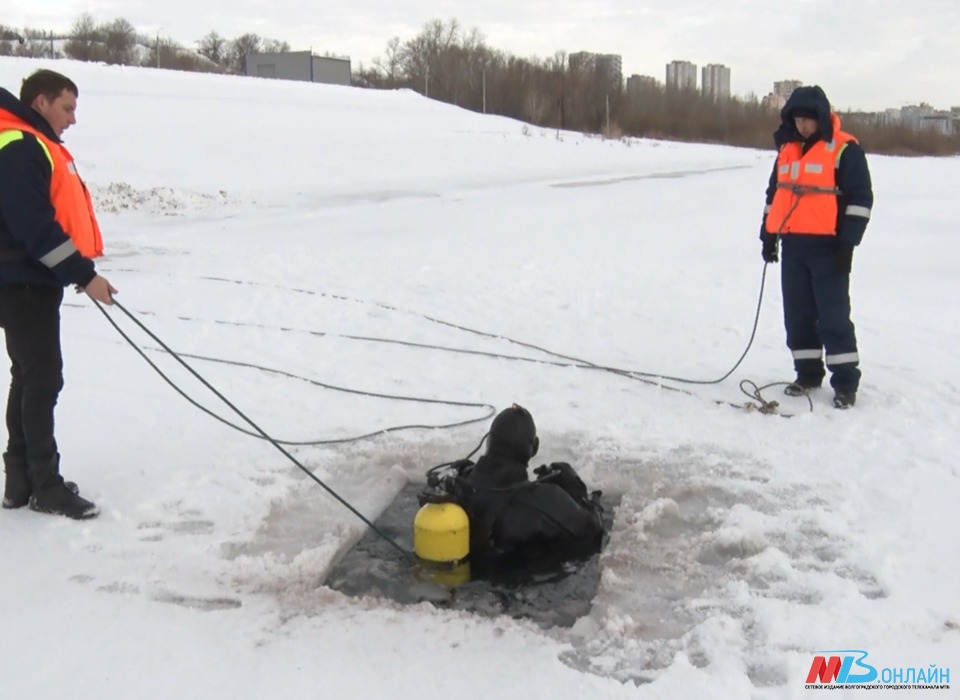 Спасатели Волгограда обследуют водоёмы в местах организации купелей